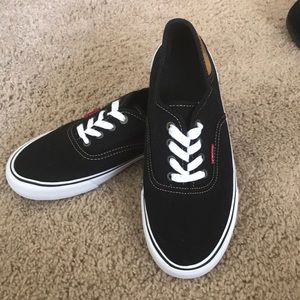 Levi’s black low top lace up